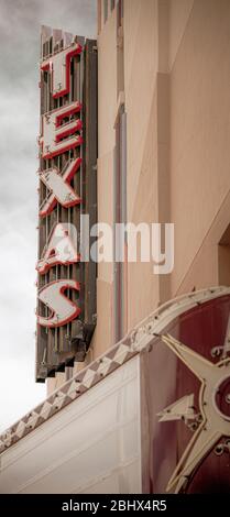 Neon Schild an einem alten Kino in Texas Stockfoto