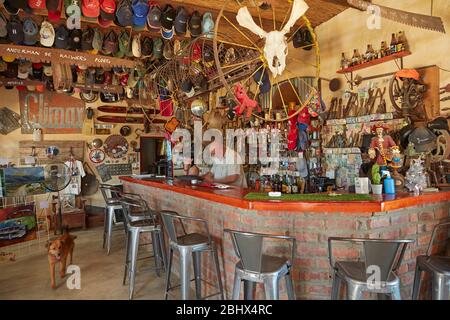 Schilder und Relikte, Tankwa Padstal Bar, Tankwa Karoo, in der Nähe von Ceres, Western Cape, Südafrika Stockfoto