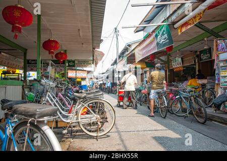 Palu Ketam Malaysia - Oktober 10 2013; Pfad auf Stelzen durch das Marktgebiet auf Crab Island gebaut, überladen mit Zyklen zwischen den Ständen. Stockfoto