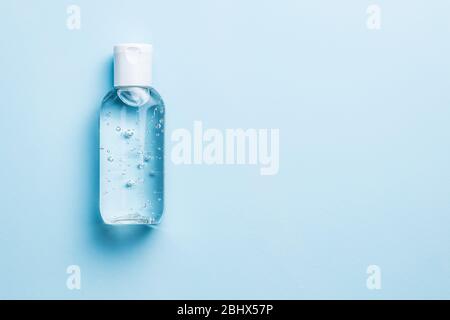 Antibakterielles Reinigungsgel. Coronavirus-Prävention. Handdesinfektionsmittel auf blauem Hintergrund. Draufsicht. Stockfoto