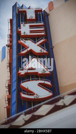 Neon Schild an einem alten Kino in Texas Stockfoto