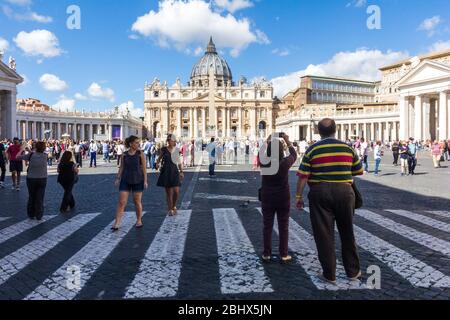 Vatikanstadt, Rom, Italien - 18. September 2017: Touristen besuchen den Apostolischen Palast, Petersplatz. Viele Touristen besuchen die Stadt jedes Jahr. Stockfoto