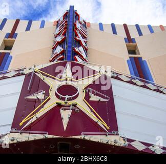 Neon Schild an einem alten Kino in Texas Stockfoto