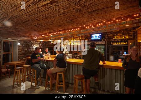 Leute in der Bar, Gannaga Lodge, Gannaga Pass, Tankwa Karoo Nationalpark, Südafrika Stockfoto