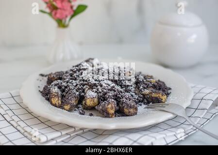 Kartoffelknödel mit Sulznocken und gemahlener Mohnkerne Stockfoto