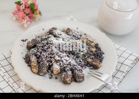 Kartoffelknödel mit Sulznocken und gemahlener Mohnkerne Stockfoto