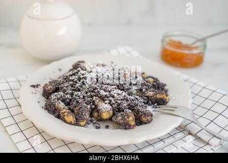 Kartoffelknödel mit Sulznocken und gemahlener Mohnkerne Stockfoto