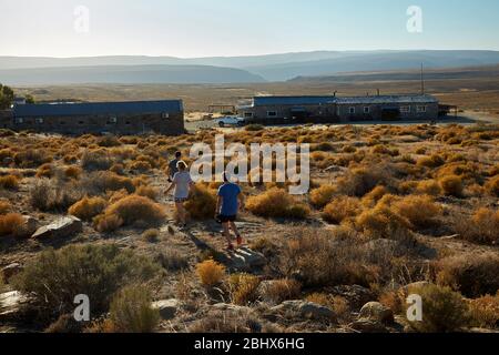 Wanderer und Gannaga Lodge, Gannaga Pass, Tankwa Karoo Nationalpark, Südafrika Stockfoto