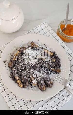 Kartoffelknödel mit Sulznocken und gemahlener Mohnkerne Stockfoto
