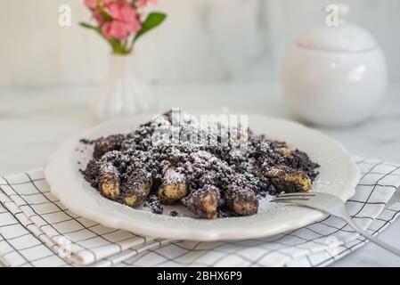Kartoffelknödel mit Sulznocken und gemahlener Mohnkerne Stockfoto