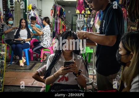 Junge Frau bekommt Haarverlängerungen auf Khaosan Road, Bangkok, Thailand Stockfoto