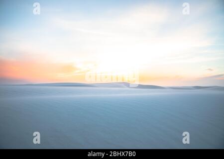 Textur und Landschaft von weißen Sanddünen bei Sonnenuntergang Stockfoto