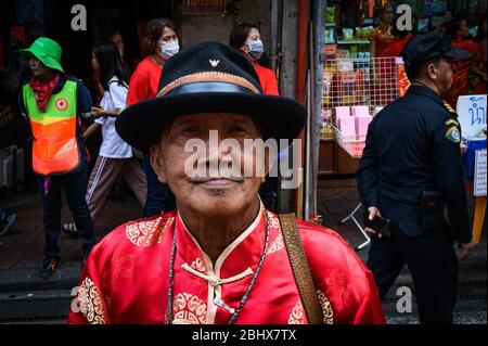 Porträt eines älteren Mannes auf der Straße während des chinesischen Neujahrs, Chinatown, Bangkok, Thailand Stockfoto