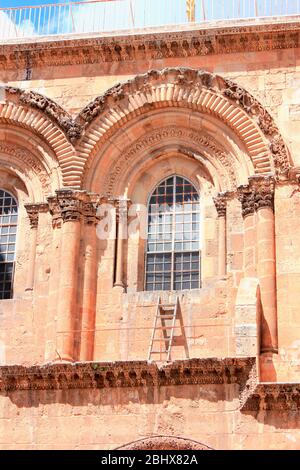 Unbewegliche Leiter auf der Grabeskirche in der Altstadt von Jerusalem Stockfoto