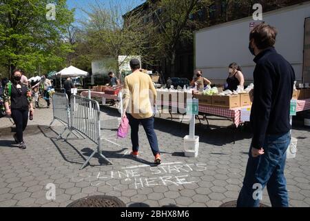 New York City, Usa. April 2020. Die Menschen stellen sich auf einem Bauernmarkt in Brooklyn inmitten der Coronavirus-Krise.Da die USA 50,000 bestätigte Todesfälle durch Coronavirus übertreffen, deuten die Antikörpertests des Staates New York darauf hin, dass 14.9% der New yorker Covid-19 positiv bewerten. Quelle: SOPA Images Limited/Alamy Live News Stockfoto