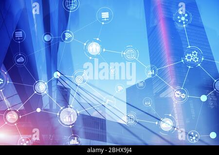 Smart City und drahtloses Kommunikationsnetzwerk. Geschäftsviertel mit Bürogebäude. IOT modernes Technologiekonzept. Stockfoto