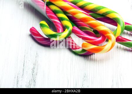 Bunte Candy Stöcke in Glas auf Holzhintergrund Stockfoto