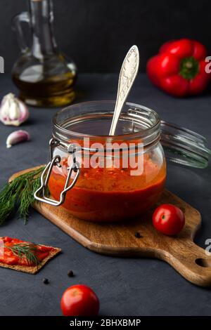 Glas mit balkan Snack von gebackenem Pfeffer aivar auf einem dunklen Hintergrund Stockfoto