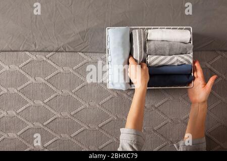 Frühjahrsputz des Schranks. Vertikale Aufräumung der Lagerung