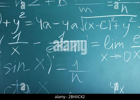 Mathematische Formeln auf dem Hintergrund des Schwarzen Brettes Stockfoto