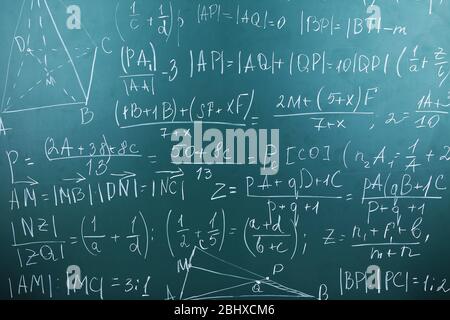 Mathematische Formeln auf dem Hintergrund des Schwarzen Brettes Stockfoto