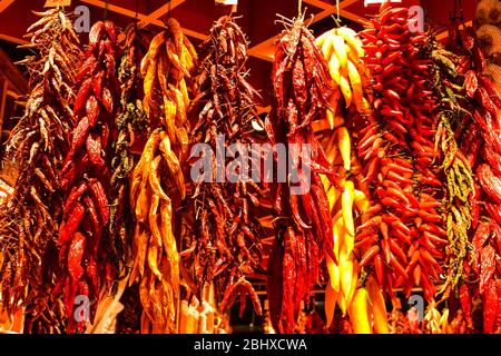 Chilis verkauft in La Boqueria Stockfoto