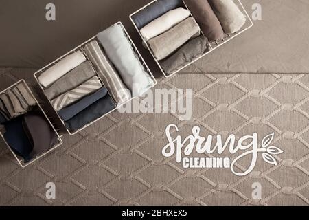 Vertikale Aufräumung der Lagerung. Ordentlich gefaltet Kleidung