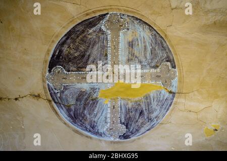 Georgien, Blick auf alte christliche Symbole in Höhlen auf dem Klosterberg des Klosters David Gareji Stockfoto