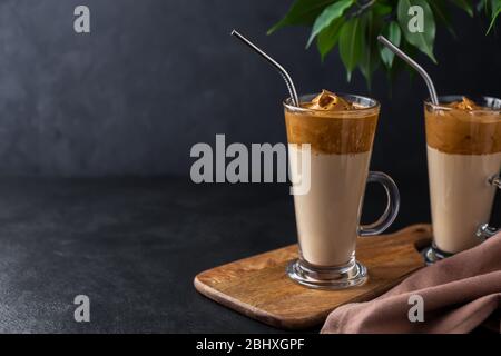 Zwei hohe Gläser mit einem Dalgon Kaffee auf dunklem Hintergrund. Kopierbereich Stockfoto