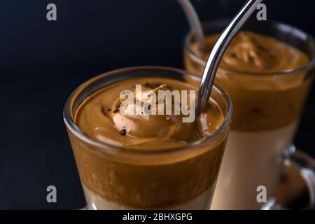 Schlagkaffee mit Dalgon Milchkaffee. Nahaufnahme des Schaums Stockfoto