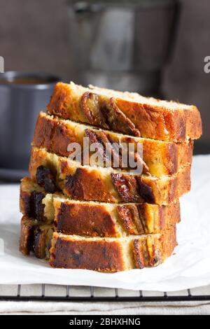 Bananenmuffin mit kandiertem Ingwer und Rosinen und Getränken auf grauem Hintergrund. Stockfoto