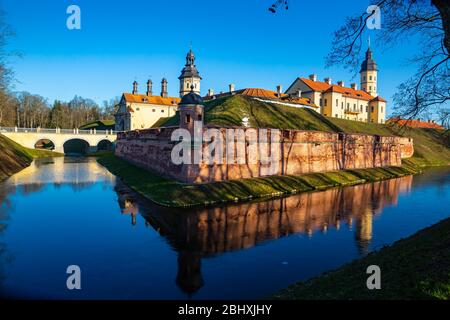 Blick auf die mittelalterliche Burg in der weißrussischen Stadt Nyasvizh am Wintertag, Minsk Region Stockfoto