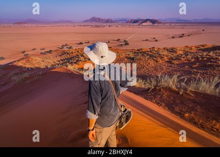 Blick auf Sesriem bei Sonnenuntergang von der Spitze der Elim Düne in Namibia. Stockfoto