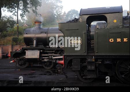 4566 und 7812 'Erlestoke Manor' auf Schuppen in Bridgnorth. Stockfoto