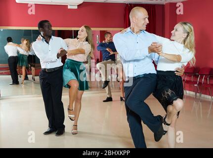 Nach tanzende Paare genießen aktiv Boogie-woogie in modernen Studio Stockfoto