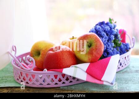 Schönes Bouquet von Muscari - Hyazinthe mit Früchten auf Metalltablett auf Fensterbank Stockfoto