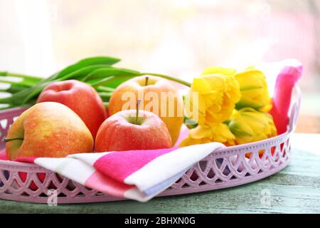 Schönes Bouquet von Tulpen mit Früchten auf Metalltablett auf Fensterbank Stockfoto