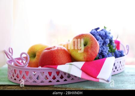 Schönes Bouquet von Muscari - Hyazinthe mit Früchten auf Metalltablett auf Fensterbank Stockfoto
