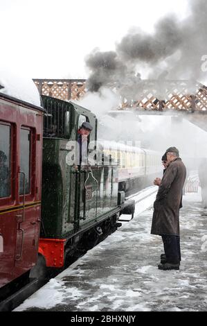 1450 Abfahrt von Bridgnorth mit einem Auto, das nach Hampton Loade arbeitet. Stockfoto