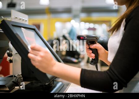 Junge Frau Hand tun Prozess Zahlung auf einem Touchscreen Kasse, POS, Finanzkonzept Stockfoto