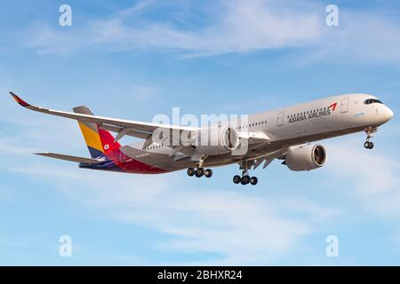 London, Großbritannien - 01. August 2018: Asiana Airlines Airbus A350-900 Flugzeug am Flughafen London Heathrow (LHR) in Großbritannien. Airbus ist ein airc Stockfoto