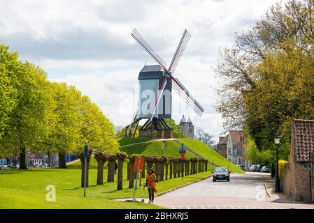 Brügge, Belgien - April 17, 2017: Windmühle in Brügge, Nordeuropa, Belgien. Historisches Gebäude für den Tourismus in der Stadt erhalten, entlang des Kanals Stockfoto