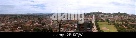 Das Minarett an der Alten Kampala Moschee bietet einen spektakulären Blick auf das weitläufige Stadtzentrum und die Vororte von Kampala, der Hauptstadt Ugandas Stockfoto