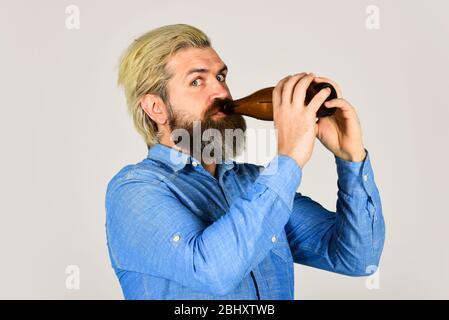 Hipster-Ruhe im Pub. Sportliebhaber aufmuntern. Reifer Mann hält Glasflasche Bier. Betrunken Hipster männlichen Handwerk Flaschenbier. Glücklicher Mann halten volle Glasflasche in der Hand. Männlich hält Flasche Bier. Stockfoto