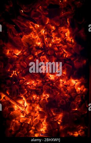 BBQ Grill Grube mit glühend und brennend heiße Holzkohle, Essen Hintergrund oder Textur, Nahaufnahme, Ansicht von oben Stockfoto