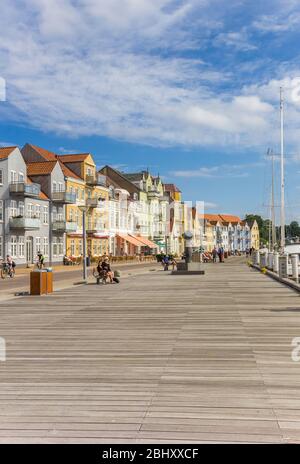Holzsteg und bunte Häuser im Hafen von Sonderborg, Dänemark Stockfoto