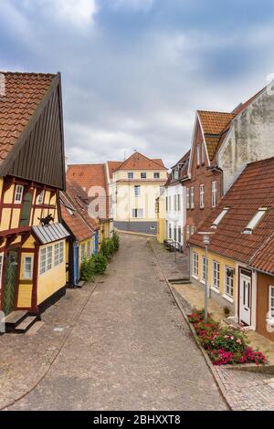 Straße mit alten Häusern in der historischen Stadt Sonderborg, Dänemark Stockfoto