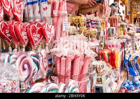 Viele bunte Süßigkeiten in einem Marktstand in den Niederlanden. Stockfoto