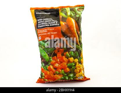 Alberton, Südafrika - ein Päckchen Woolworths Lebensmittel gefrorenes Gemüse auf einem klaren Hintergrundbild mit Kopierraum isoliert Stockfoto