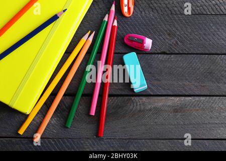 Bunte Papeterie auf Holztisch, Nahaufnahme Stockfoto